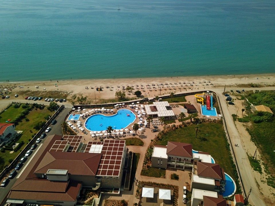 5* Almyros Beach Resort &amp; Spa - Κέρκυρα ✦ 4 Ημέρες (3 Διανυκτερεύσεις) ✦ 2 άτομα + 1 παιδί έως 12 ετών ✦ Πρωινό ✦ 01/07/2022 έως 30/09/2022 ✦ Μπροστά στην Παραλία!