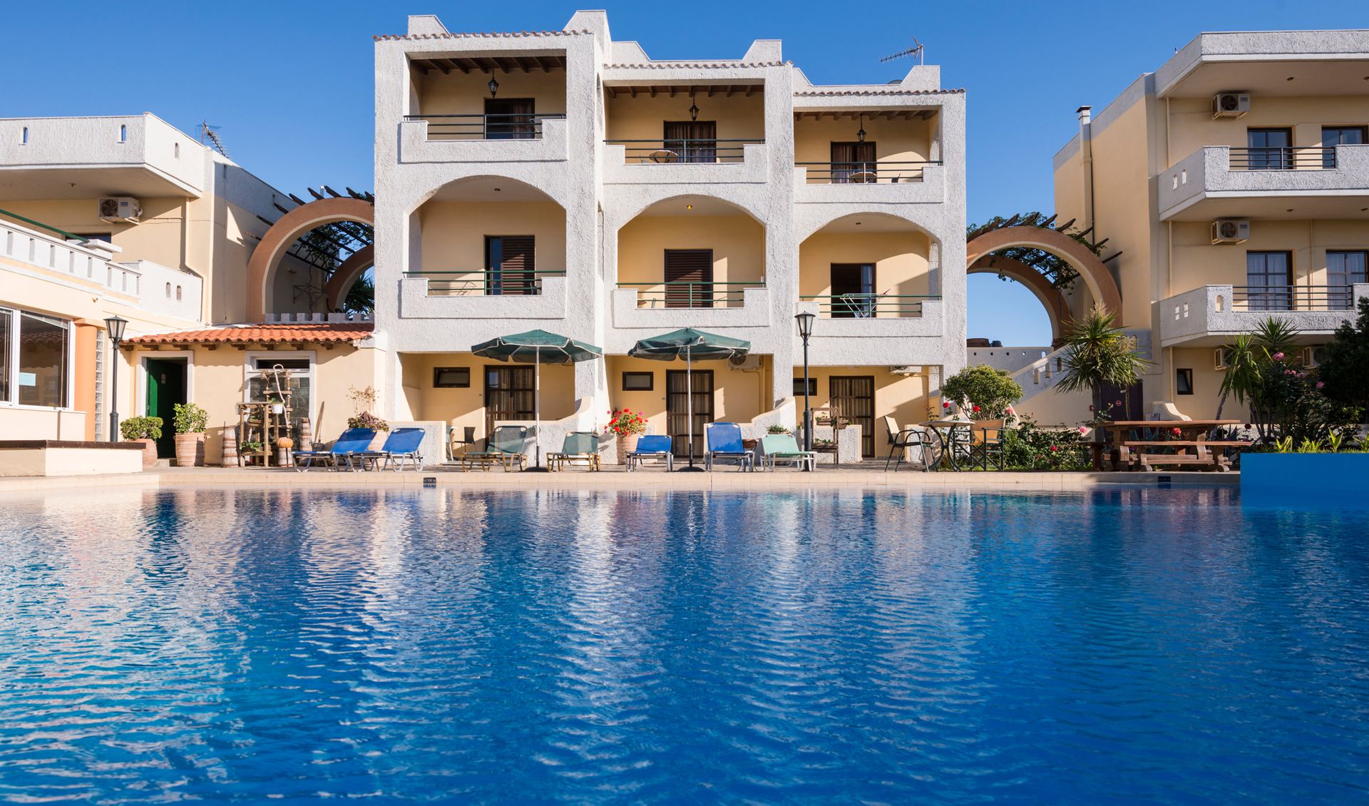 Nireas Hotel - Χανιά, Κρήτη ✦ 2 Ημέρες (1 Διανυκτέρευση) ✦ 2 άτομα + 1 παιδί έως 11 ετών ✦ Χωρίς Πρωινό ✦ έως 30/09/2022 ✦ Κοντά στην Παραλία!