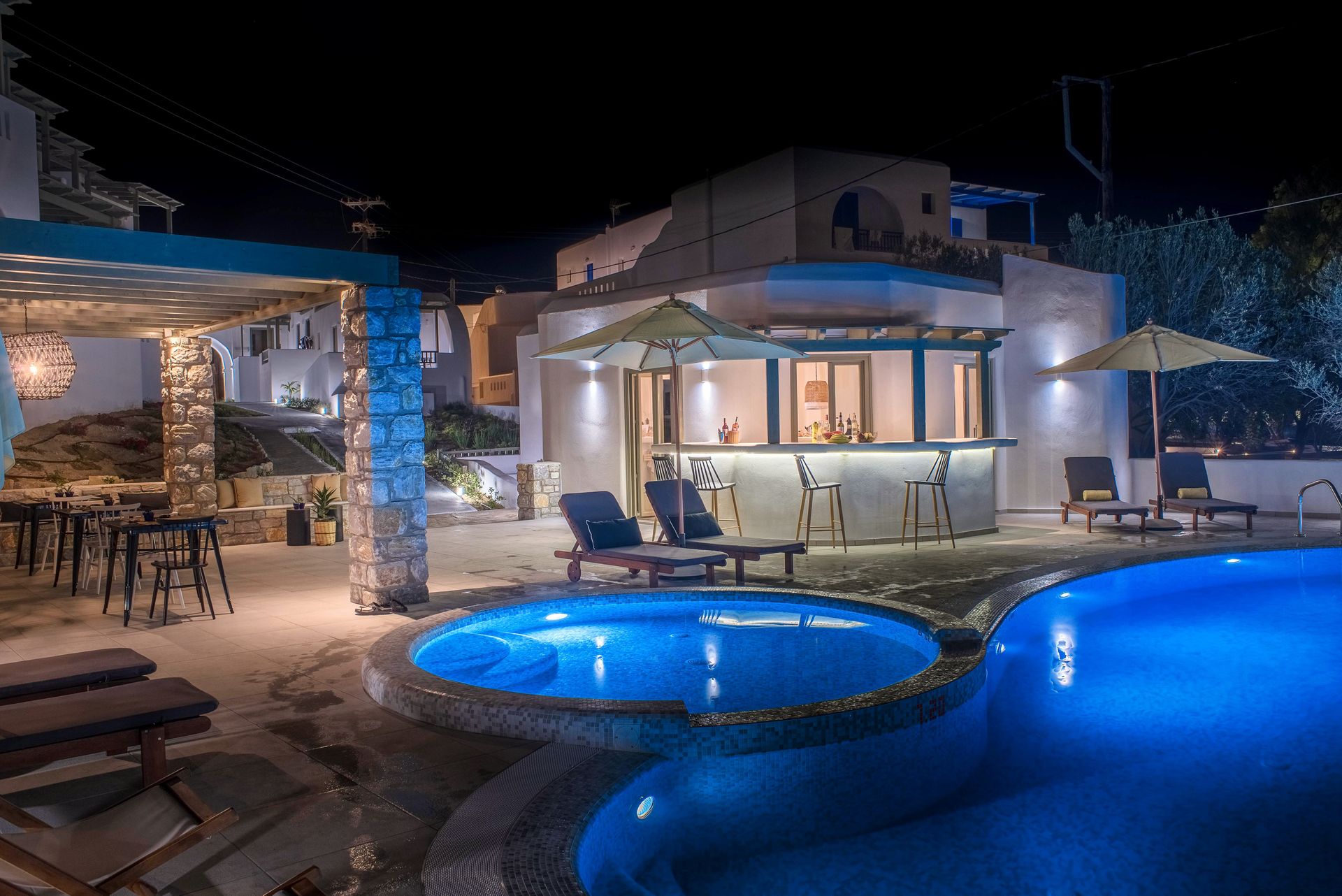 Melidron Hotel &amp; Suites - Άγιος Προκόπιος, Νάξος ✦ 2 Ημέρες (1 Διανυκτέρευση) ✦ 2 άτομα ✦ Πρωινό ✦ 15/05/2022 έως 30/09/2022 ✦ Κοντά σε Παραλία!