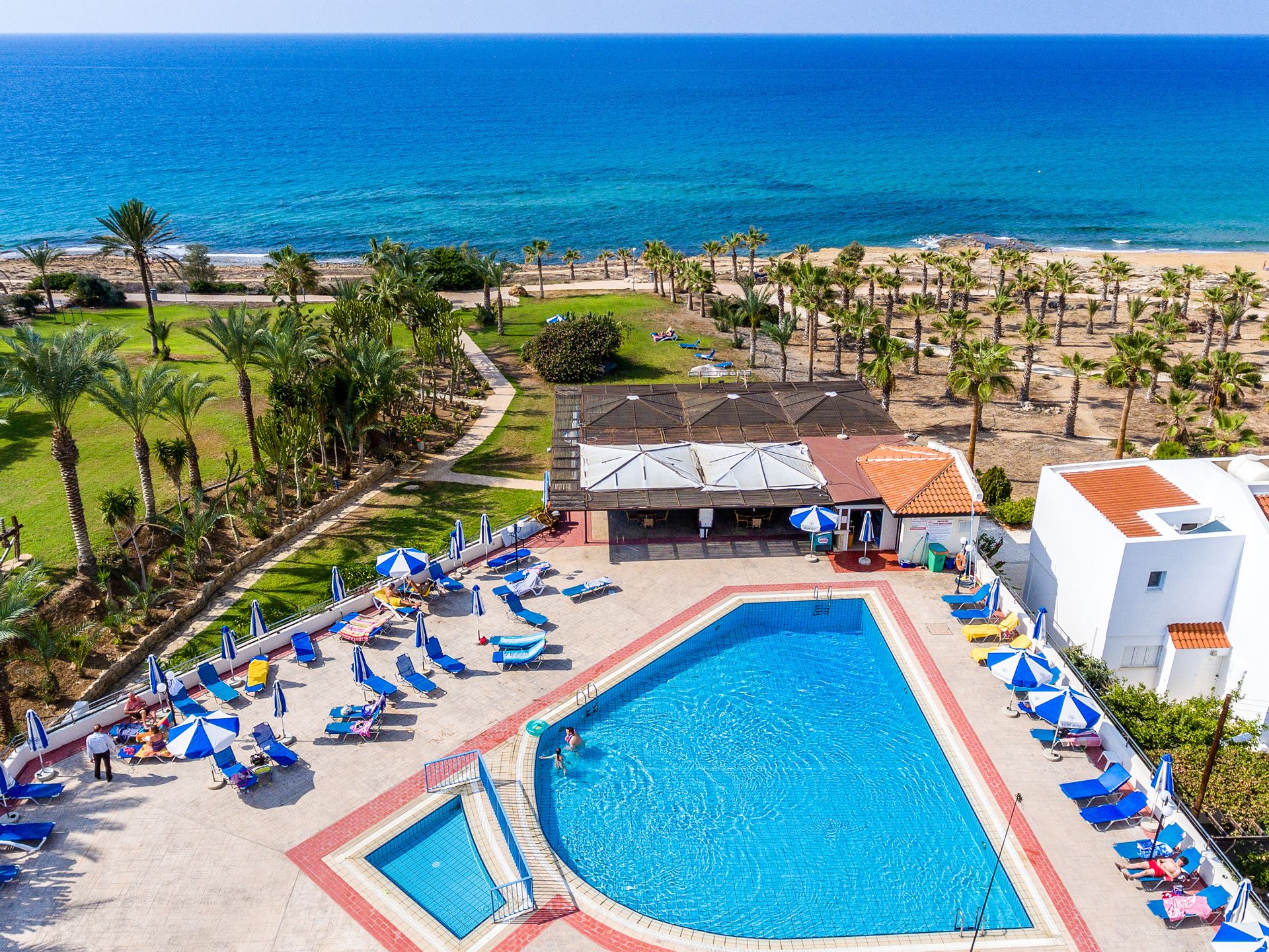 Helios Bay Hotel and Suites - Πάφος, Κύπρος ✦ 2 Ημέρες (1 Διανυκτέρευση) ✦ 2 άτομα ✦ 1 ✦ έως 30/09/2022 ✦ Δίπλα στη Θάλασσα!
