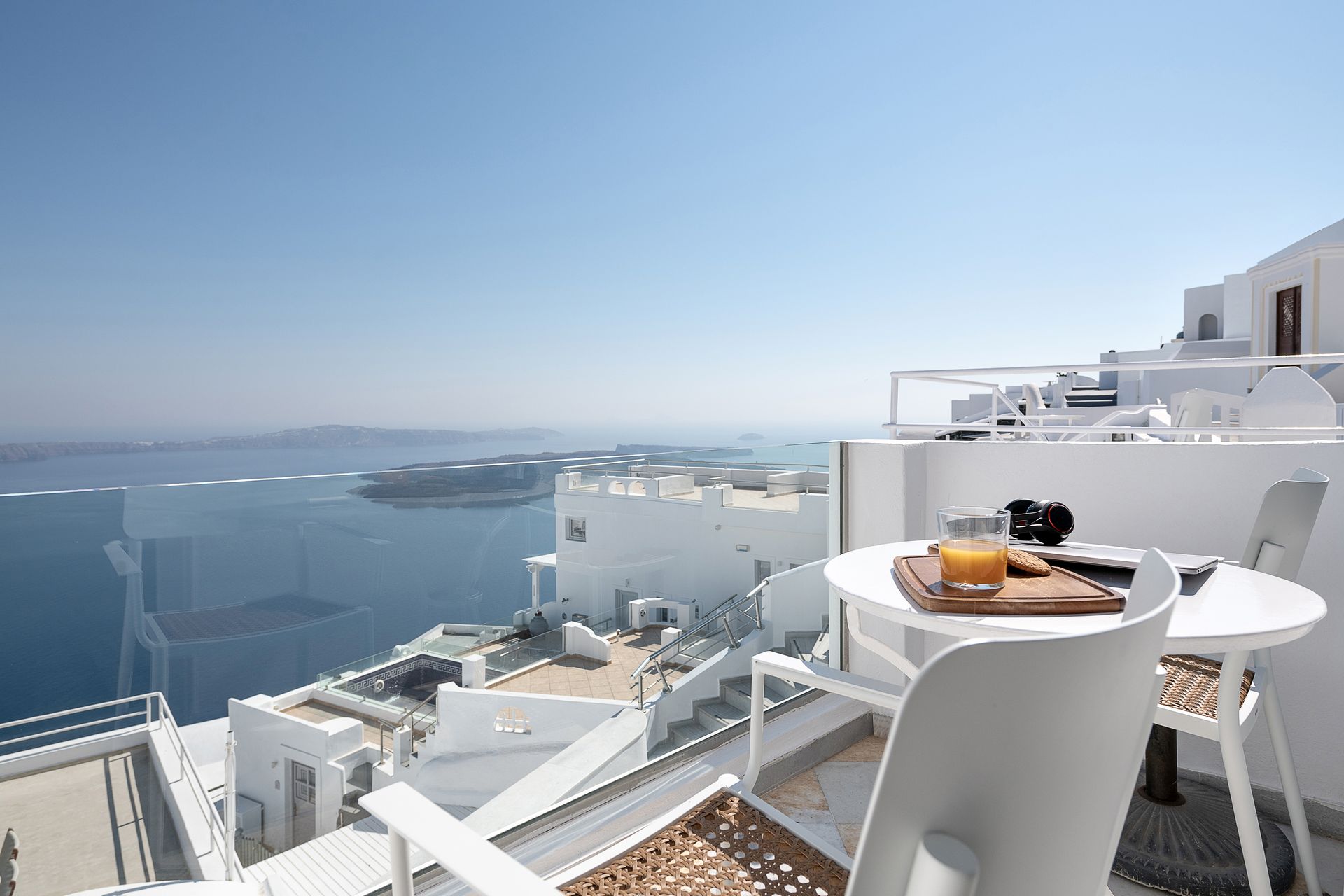 Veranda View - Ημεροβίγλι, Σαντορίνη ✦ 2 Ημέρες (1 Διανυκτέρευση) ✦ 2 άτομα ✦ Χωρίς Πρωινό ✦ 01/03/2022 έως 30/09/2022 ✦ Θέα στο Αιγαίο &amp; στο Ηφαίστειο της Σαντορίνης!