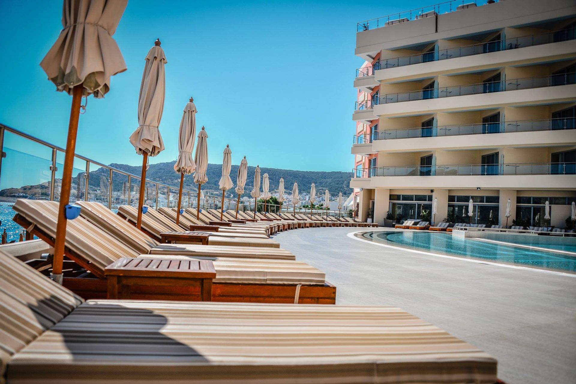 5* Konstantinos Palace - Κάρπαθος ✦ 2 Ημέρες (1 Διανυκτέρευση) ✦ 2 άτομα + 1 παιδί έως και 4 ετών ✦ 2 ✦ έως 30/09/2022 ✦ Μπροστά στην παραλία!