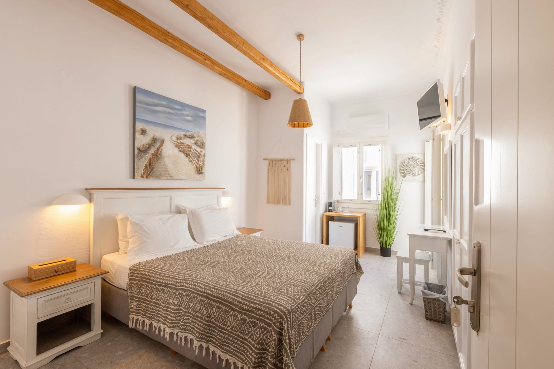 Parosquare Central Suites - Παροικιά, Πάρος ✦ 2 Ημέρες (1 Διανυκτέρευση) ✦ 2 άτομα + 1 παιδί έως 1 έτους ✦ 1 ✦ έως 16/10/2026 ✦ Στο κέντρο της Παροικιάς!