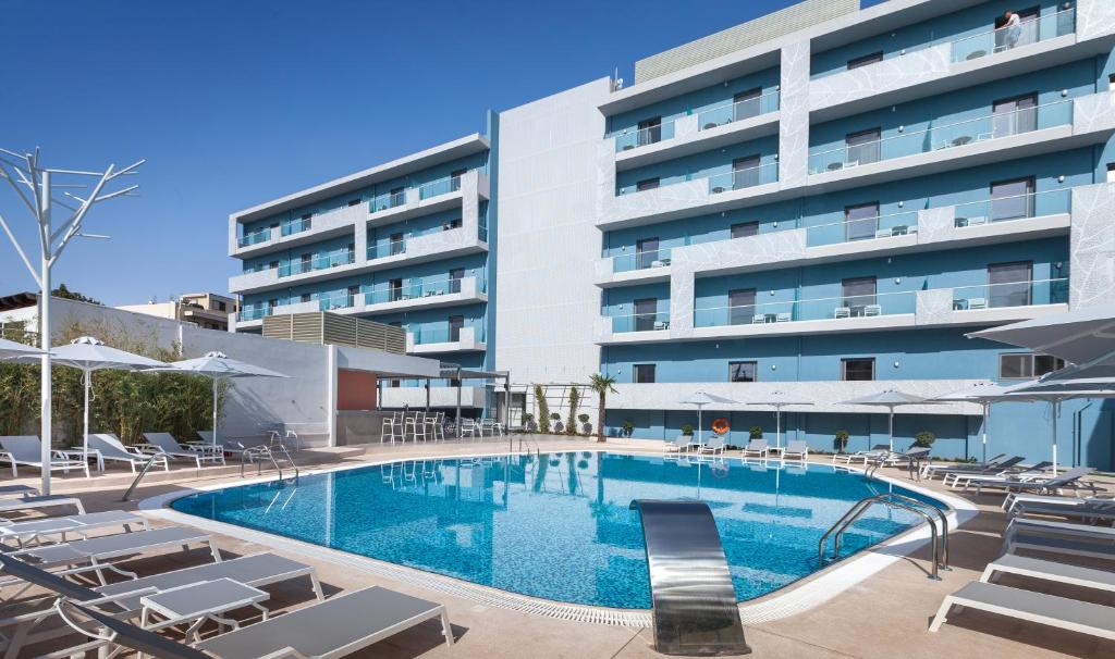 4* Blue Lagoon City Hotel - Κως Πόλη ✦ -10% ✦ 2 Ημέρες (1 Διανυκτέρευση) ✦ 2 άτομα + 2 παιδιά 1 έως 11 ετών και 1 έως 1 έτους ✦ 2 ✦ έως 31/10/2026 ✦ <strong>Επιλέξτε 3 διανυκτερεύσεις και πληρώστε τις 2!<br>ΔΩΡΟ 1 massage!</strong><br>Στο κέντρο της πόλης!