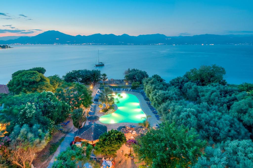 4* Florida Blue Bay Resort &amp; Spa - Ψαθόπυργος ✦ -50% ✦ 3 Ημέρες (2 Διανυκτερεύσεις) ✦ 2 άτομα + 1 παιδί έως 12 ετών ✦ 10 ✦ 16/07/2023 έως 30/08/2023 ✦ Early Check in και Late Check Out κατόπιν διαθεσιμότητας!