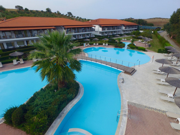 5* Alexandros Palace Hotel &amp; Suites - Ουρανούπολη, Χαλκιδική ✦ 2 Ημέρες (1 Διανυκτέρευση) ✦ 2 άτομα + 1 παιδί έως και 11 ετών ✦ 8 ✦ 21/08/2022 έως 11/09/2022 ✦ Μπροστά στην παραλία!
