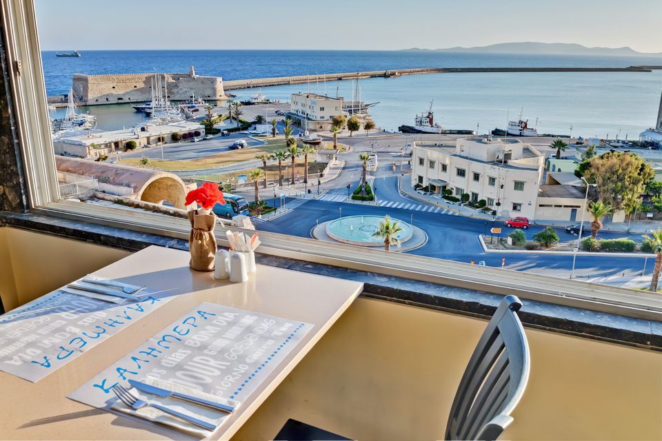 Marin Hotel - Ηράκλειο, Κρήτη ✦ 2 Ημέρες (1 Διανυκτέρευση) ✦ 2 άτομα ✦ 2 ✦ έως 30/04/2023 ✦ Με μαγευτική θέα στο παλιό λιμάνι!
