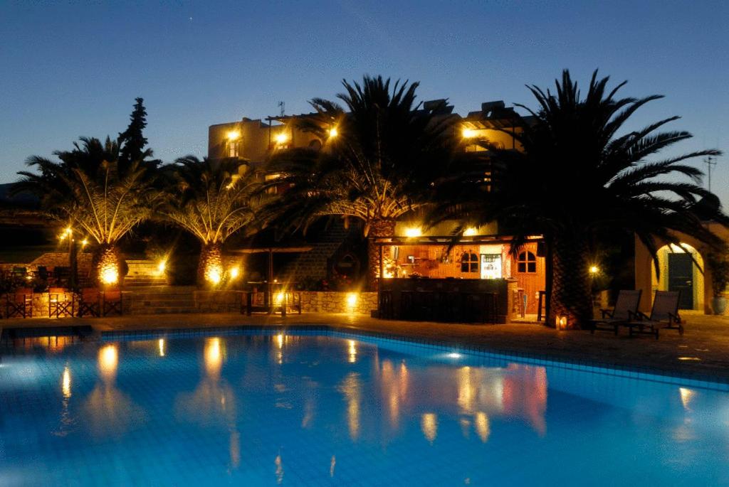 Albatross Hotel - Παραλία Λογαρά, Πάρος ✦ -30% ✦ 3 Ημέρες (2 Διανυκτερεύσεις) ✦ 2 άτομα ✦ 2 ✦ 01/06/2022 έως 30/06/2022 και 12/09/2022 έως 30/09/2022 ✦ Αγοράζοντας 6 νύχτες δίνεται μια νύχτα δώρο με Πρωινό!