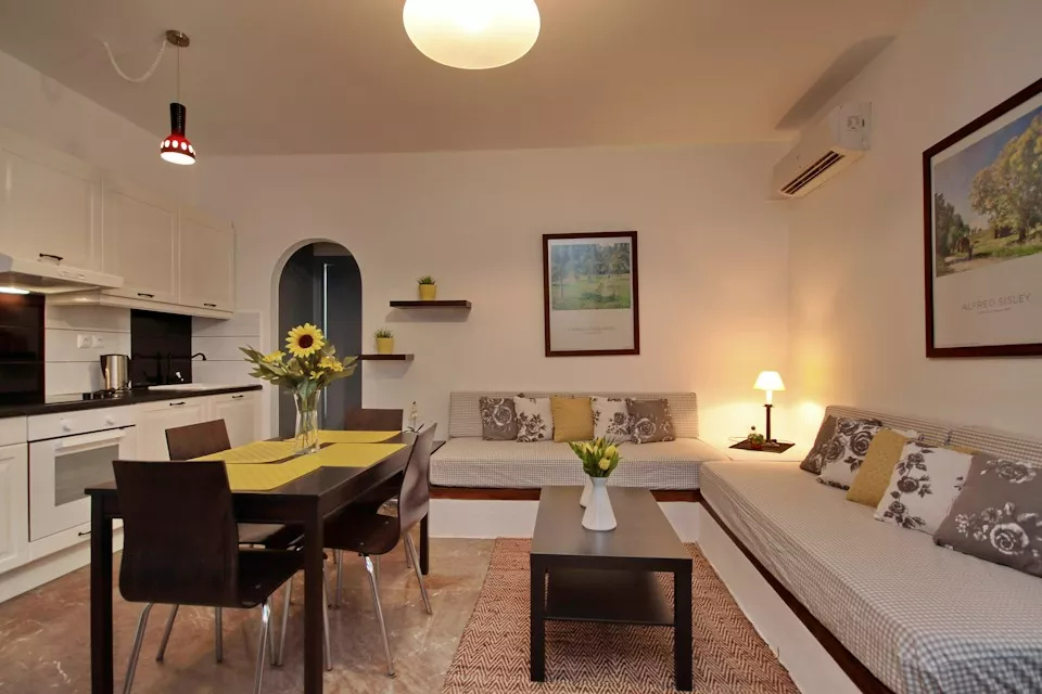 Aloe Luxury Apartments & Suites -    50/