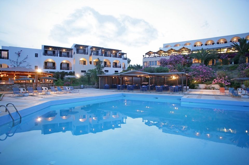 Andros Holiday Hotel - Γαύριο, Άνδρος ✦ -30% ✦ 3 Ημέρες (2 Διανυκτερεύσεις) ✦ 2 άτομα + 1 παιδί έως 12 ετών ✦ 2 ✦ 01/06/2022 έως 14/06/2022 και 14/09/2022 έως 05/10/2022 ✦ Μπροστά στην παραλία!