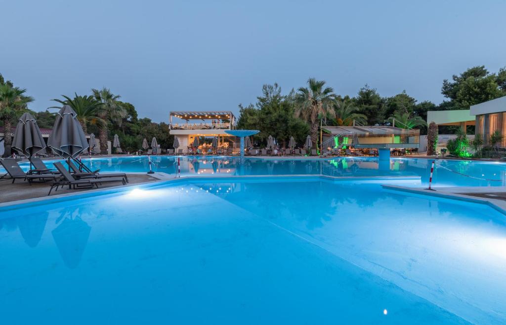 4* Poseidon Hotel Sea Resort - Νέος Μαρμαράς, Χαλκιδική ✦ 5 Ημέρες (4 Διανυκτερεύσεις) ✦ 2 άτομα + 1 παιδί έως 12 ετών ✦ 12 ✦ 21/08/2022 έως 04/09/2022 ✦ Μπροστά στην Παραλία!
