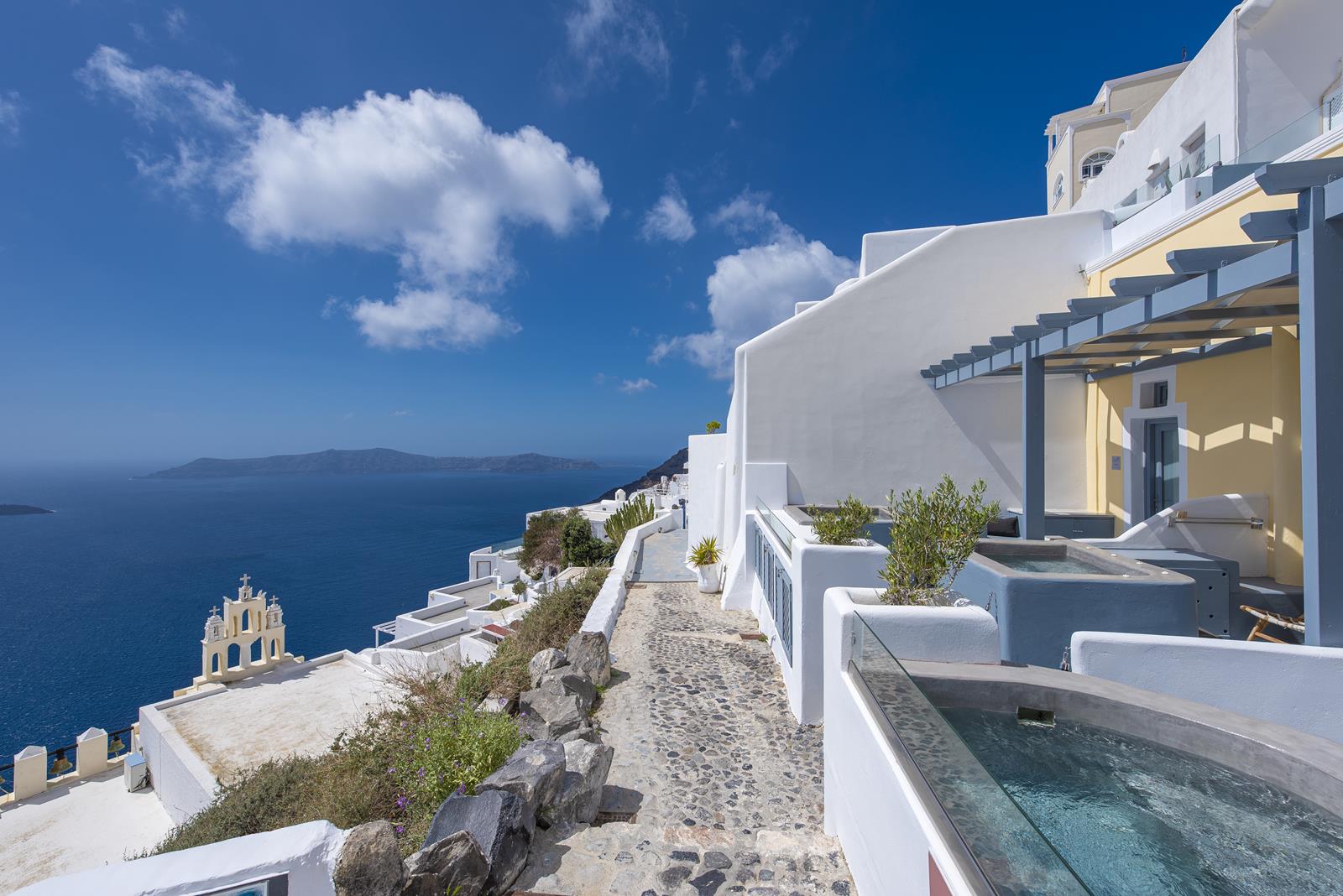 Exclusive Suites - Φηροστεφάνι, Σαντορίνη ✦ 2 Ημέρες (1 Διανυκτέρευση) ✦ 2 άτομα ✦ 2 ✦ έως 30/09/2022 ✦ Μαγική Θέα!