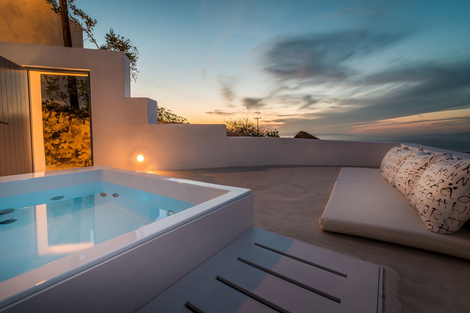 Fava Eco Suites - Σαντορίνη ✦ 2 Ημέρες (1 Διανυκτέρευση) ✦ 2 άτομα ✦ 2 ✦ 15/04/2022 έως 30/09/2022 ✦ Στον παραδοσιακό οικισμό Φοινικιά!