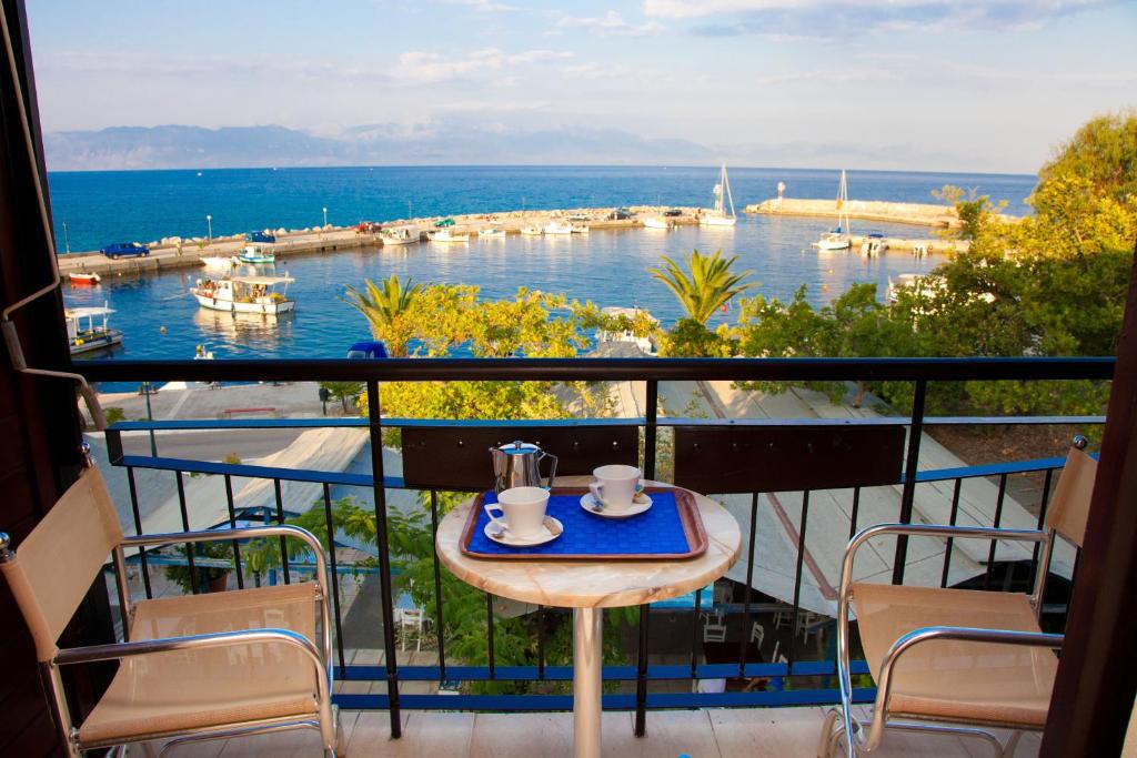 Hotel Akroyali - Άγιος Ανδρέας, Μεσσηνία ✦ -30% ✦ 2 Ημέρες (1 Διανυκτέρευση) ✦ 2 άτομα + 1 παιδί έως 6 ετών ✦ 8 ✦ 01/09/2022 έως 30/09/2022 ✦ Μπροστά στη μαρίνα!