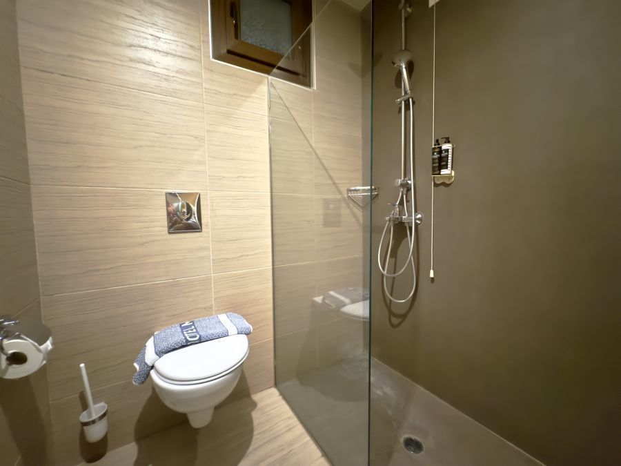 Family Room with 2 Bathrooms