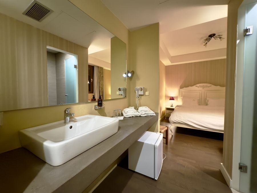 Family Room with 2 Bathrooms