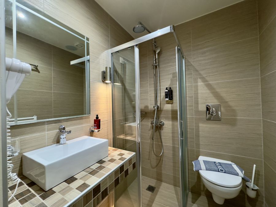Family Room with 2 Bathrooms