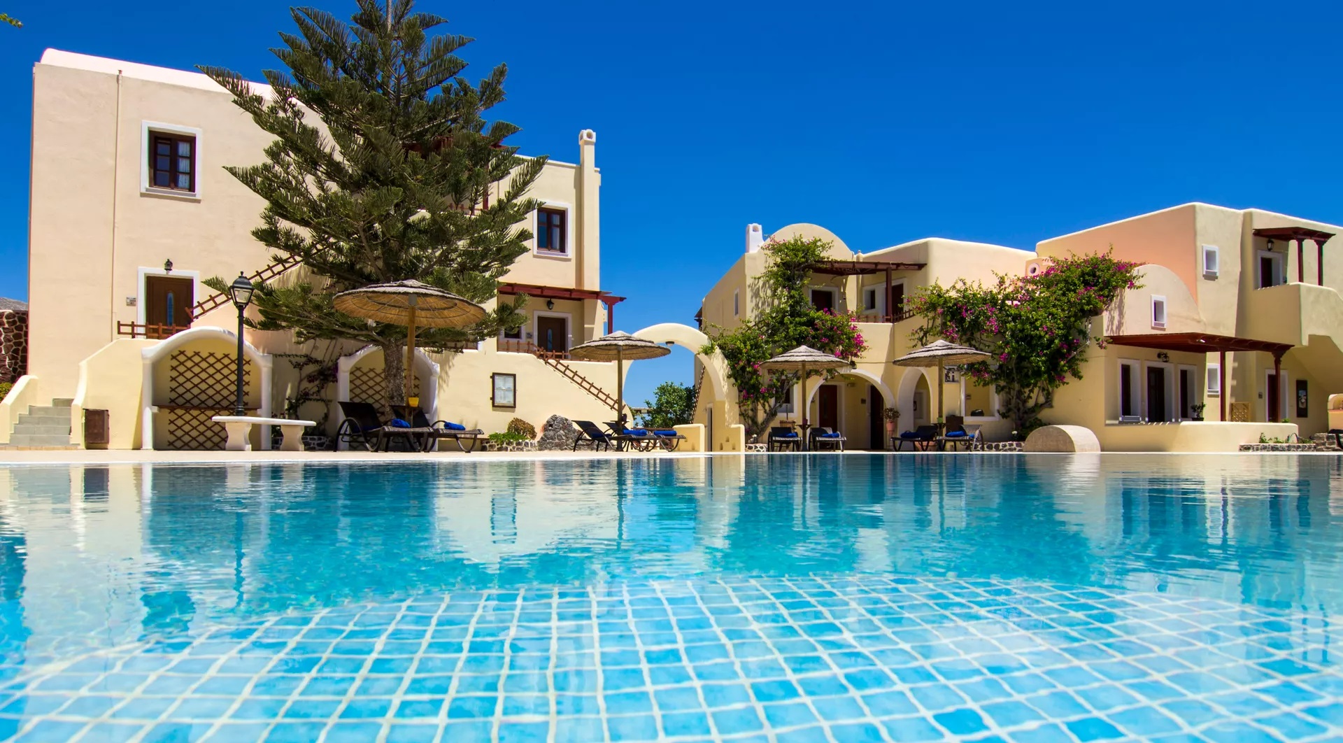 Smaragdi Hotel - Περίβολος, Σαντορίνη ✦ 2 Ημέρες (1 Διανυκτέρευση) ✦ 2 άτομα ✦ 1 ✦ έως 30/09/2022 ✦ Κοντά στην παραλία!