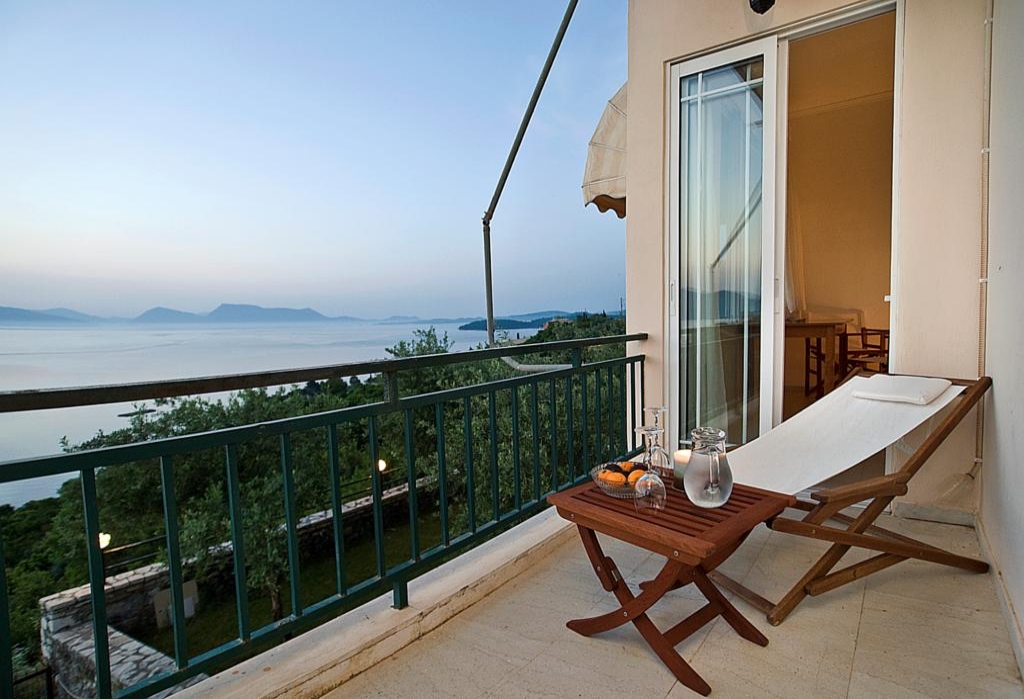 Villa Magemenou - Λευκάδα ✦ 2 Ημέρες (1 Διανυκτέρευση) ✦ 2 άτομα ✦ Χωρίς Πρωινό ✦ 01/04/2022 έως 30/09/2022 ✦ Ιδιωτική Παραλία!